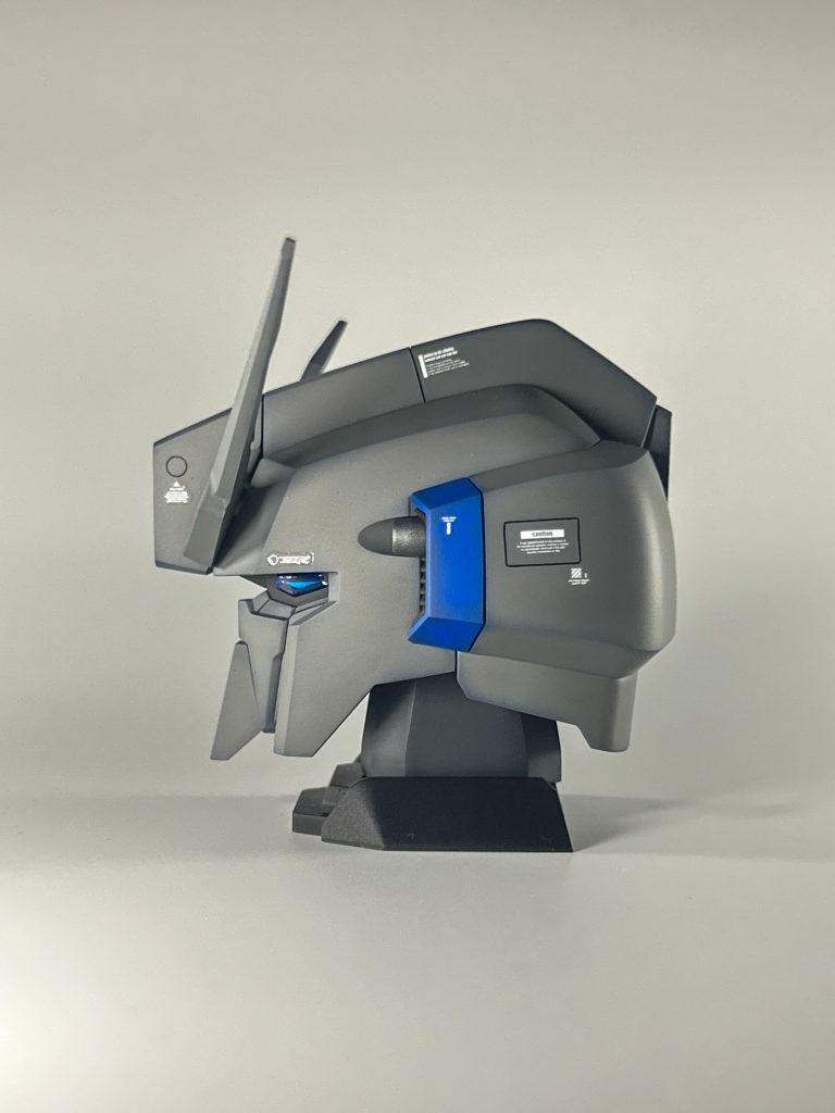 側頭部少しスジボリを追加した程度です。このスケールになると、コーションデカールも貼りがいがあります。