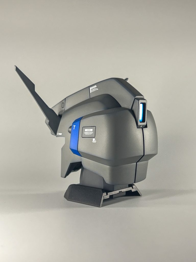 後頭部リアカメラだけクリアパーツではなかったので、それっぽく見えるように、下地にシルバー吹いてから、蛍光ブルーを添加したクリアーブルーでキャンディー塗装しておきました。アンテナ裏の肉抜き穴は結構目立つので、瞬着パテで埋めておきました。