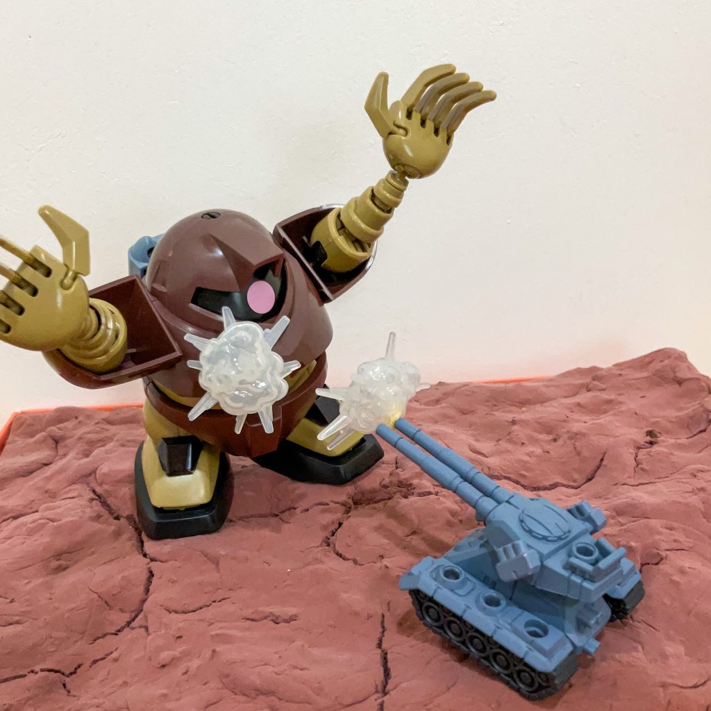 陸からは61式戦車が砲撃しますがゴッグに対してこの程度の攻撃は何ともありません。