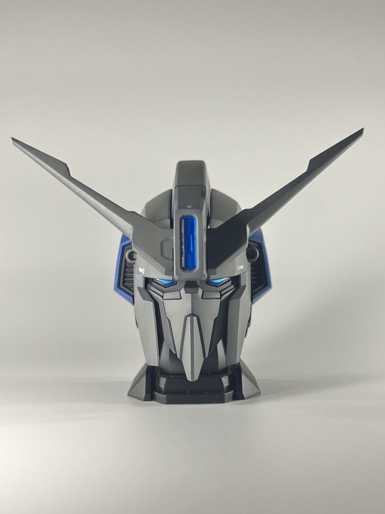 真正面から。もとがガチャポンなので、ほとんど無改造ですが、アンテナ先端が安全対策からなのでしょうが、ブツ切りになっていたので、プラ角棒で2〜3mm延長して鋭角化しています。