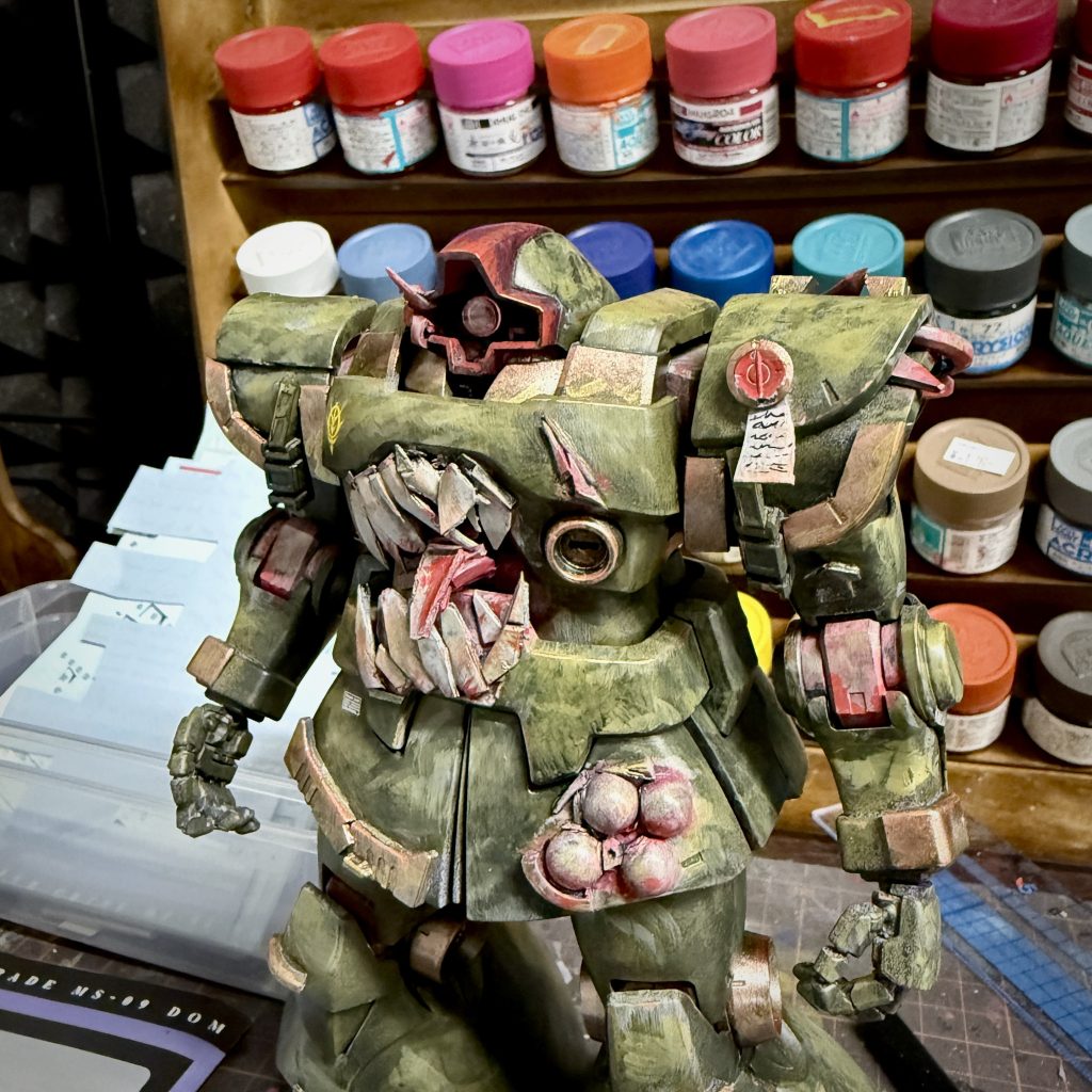 制作工程その2、均一に塗るとプラモ!みたいな感じになってしまうかなと思い、ワザと筆目とか陰影が出るように汚く塗りました。あと緑ベースなんだけど何か雰囲気的に黄色みがかった緑だなと思い、ハイライト部分に黄色を叩きつけています