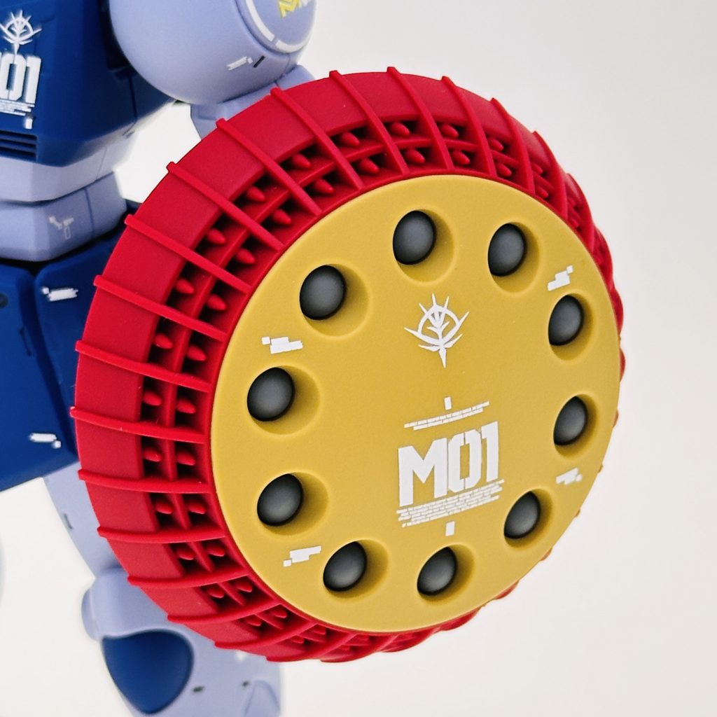 その他の部位のマーキングはジオノグラフィシリーズに登場するズマダイ社製のゲルググとガルバルディαを参考にしています。「M」はマ・クベ大佐の頭文字を示し、オデッサ基地司令官としての地位に起因する「01」ナンバリングを採用しました。