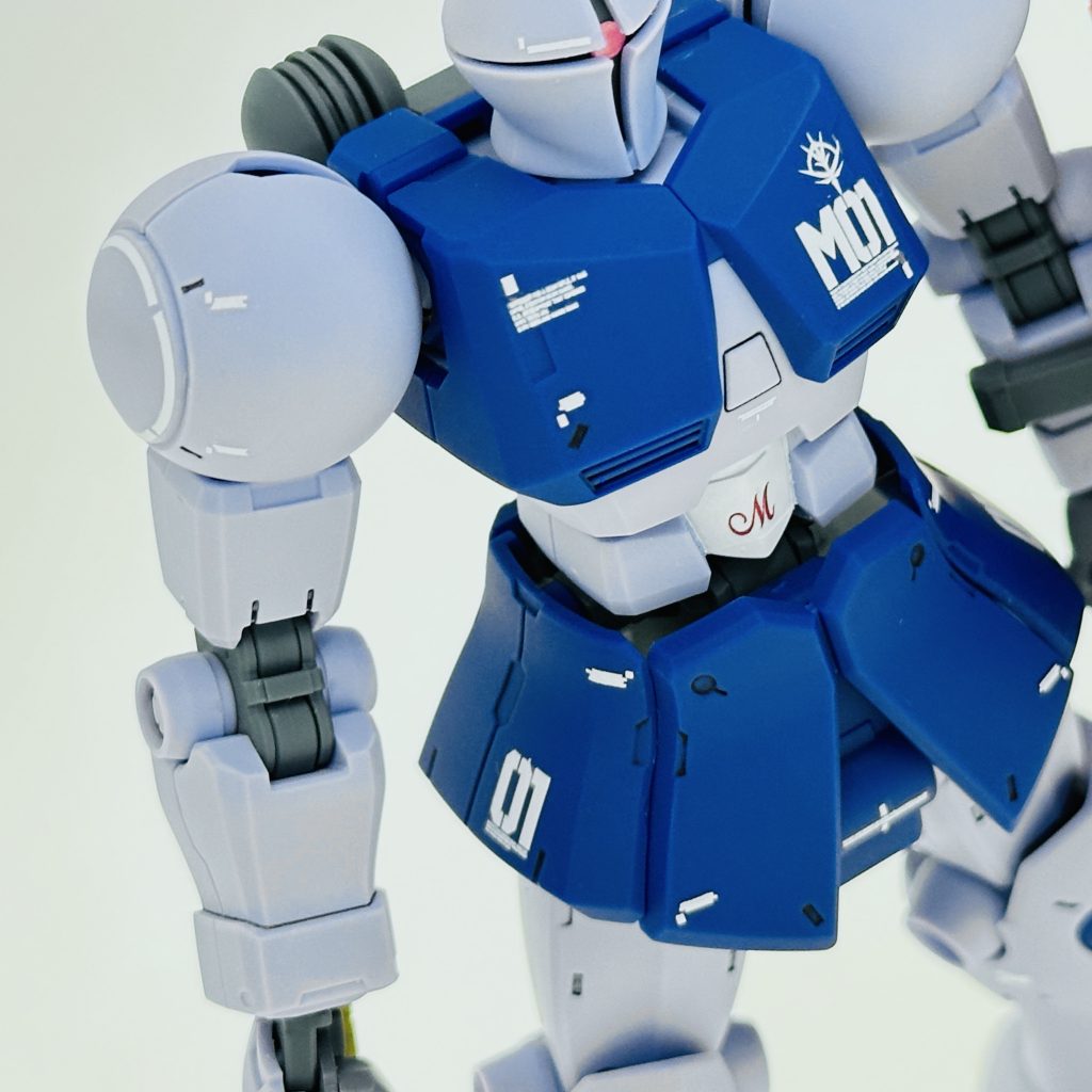 コックピットハッチの装飾文字「M」はMSVシリーズに由来するデザインで、マ・クベ大佐の個人識別マークと推測される。