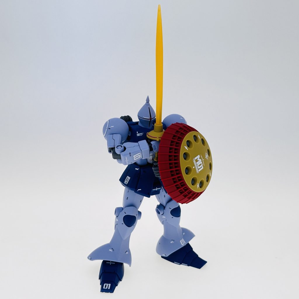 肩部に引き出し関節機構を採用したことにより、ギャンは腕組み姿勢のような複雑なポーズを容易に再現可能となっています。