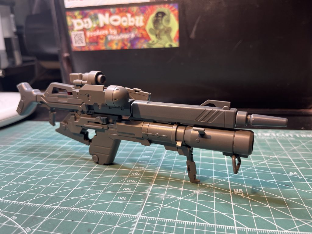 サザビーのロングレンジライフルにシナンジュのロングバズーカとスコープを組み合わせセットしました。