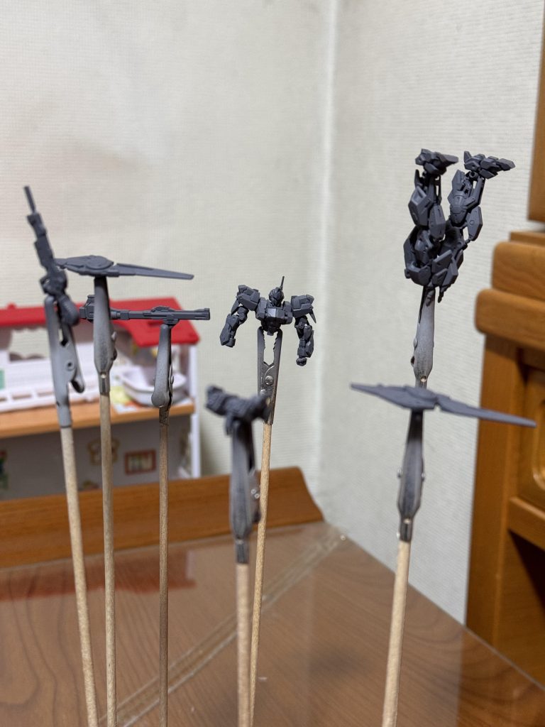 サフ塗り。破損が怖くてこれ以上はバラせず。サフ塗りだけでも最高にカッコいいと思ってしまいました。