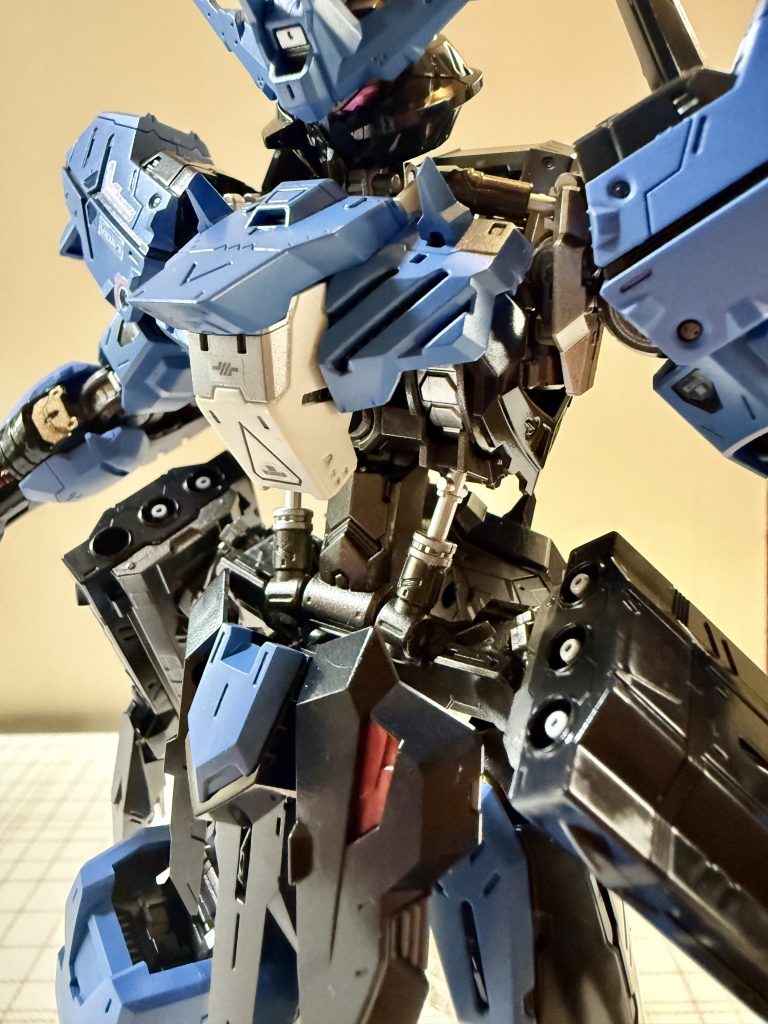 ガンダムフレームもガッツリ塗装しました。チラ見えの感じがたまらん。