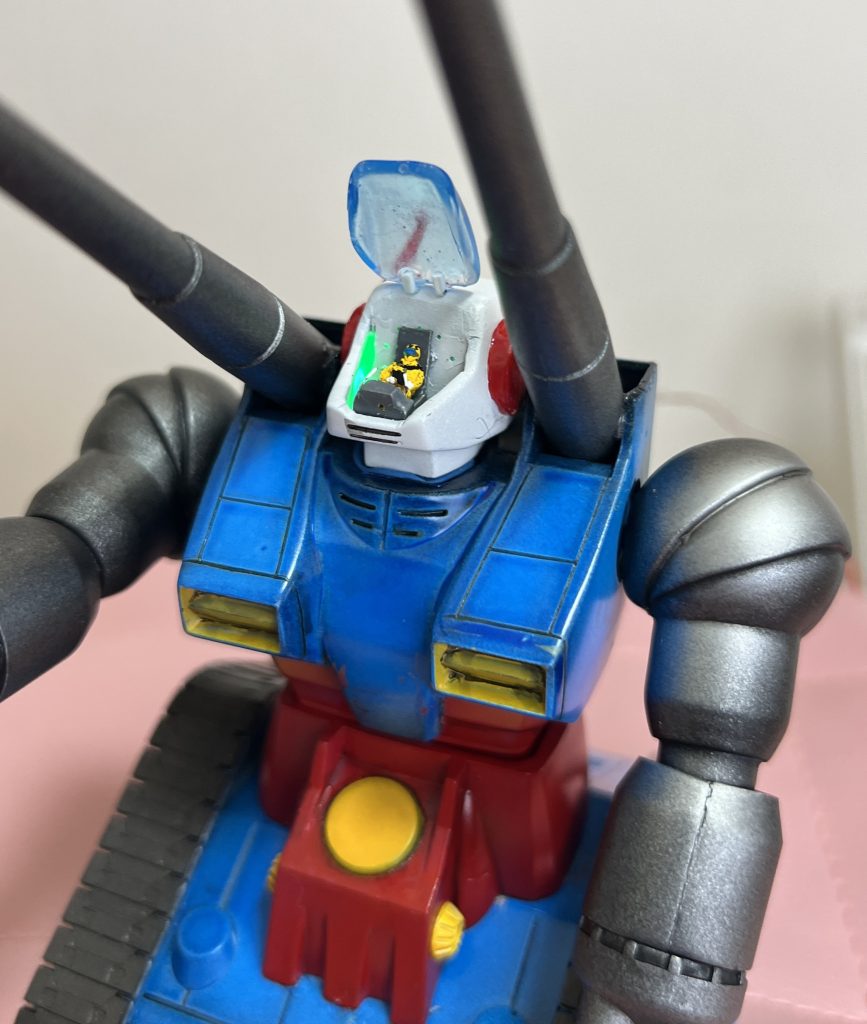 コックピットの背後にチップLEDの緑を仕込みました。ボタン電池とスイッチ付きケースを使いました。