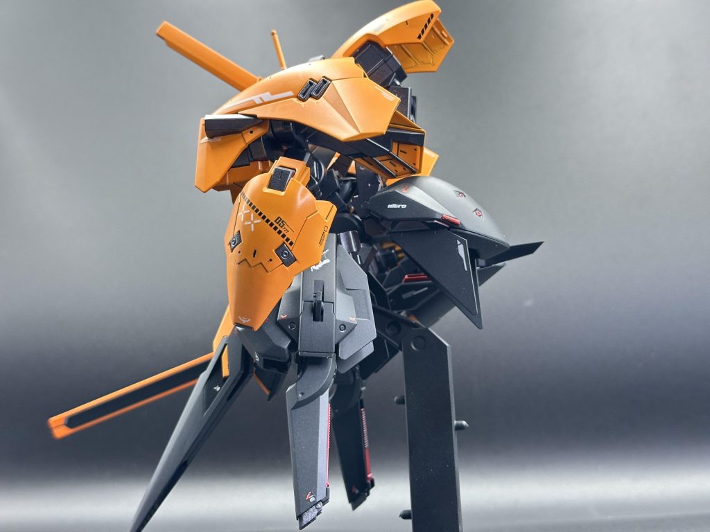 背面②両腕のシールド(?)はデカールのデザインを大きく変えてます。