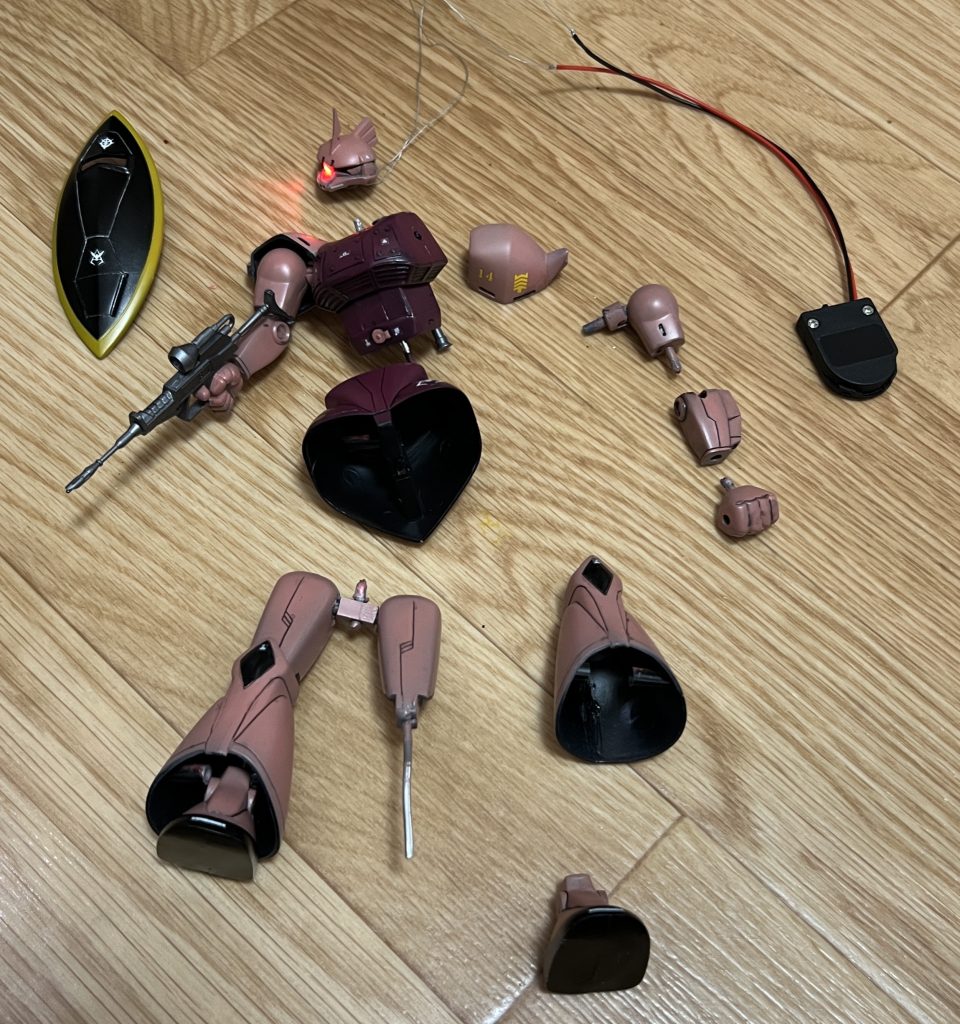 バラバラ。下半身はの手抜きがバレバレですね。