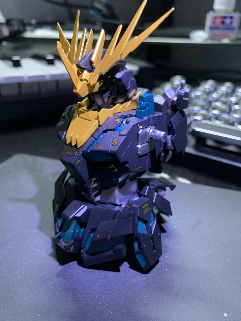 サイコフレームの色はあまりに緑が強すぎると浮くかもしれないと思いこの色をチョイスしたら青すぎた。ざんねん…でもまぁ綺麗だしいいかって事です(gundam-kao1)