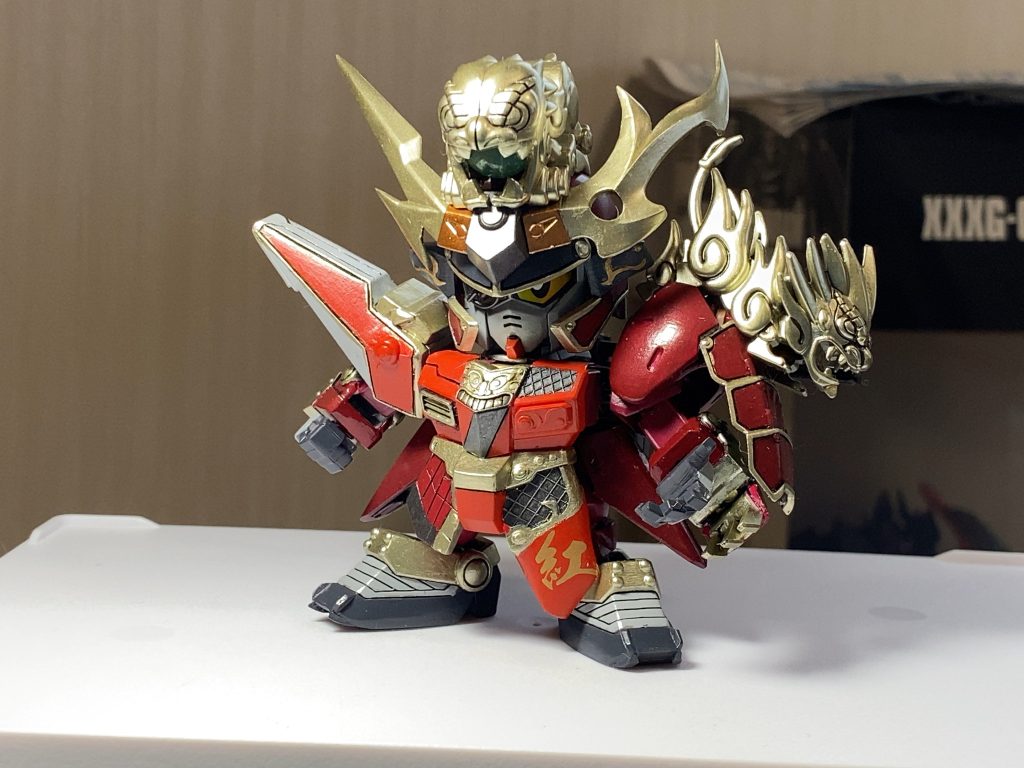 赤の塗装は2種類で使い分けてあります。(ローズディープレッドと朱色)鎧の前部分は左右延長してディテールアップしました。ポイントは漢字にデカールです。