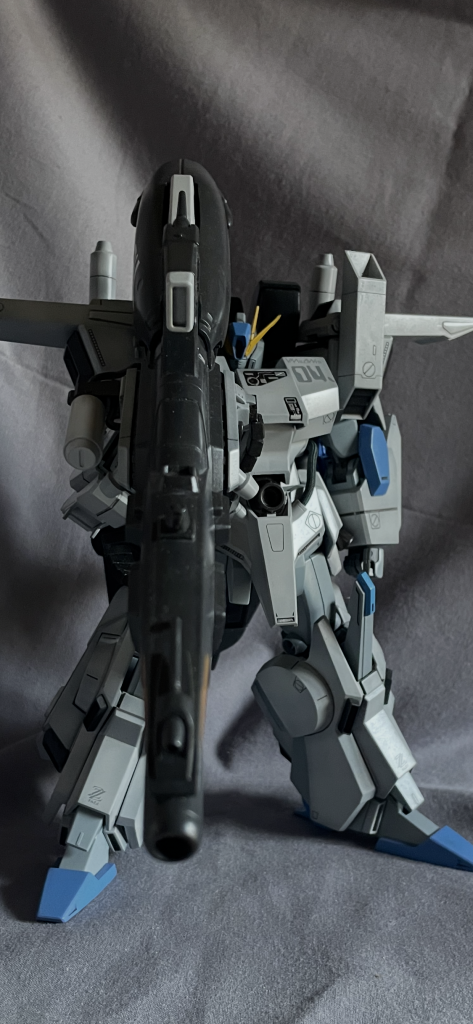 20数年前のキットですが、この機体に関しては可動域がどうの、アクションポーズがどうのという問題はあまり関係ないので、わりと今でも見劣りはしないです。カトキデカールを全身に貼ったら「Var.kaです」って言い張ってもバレないかも(笑)