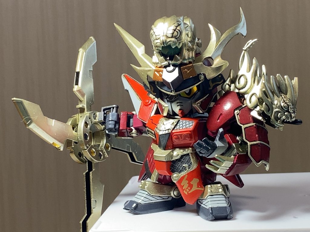 顎が引けるようにクロスシルエットの余剰パーツを胴体内に仕込んであります。兜のシーサーは口のところをくり抜いてクリアパーツを入れてみました。