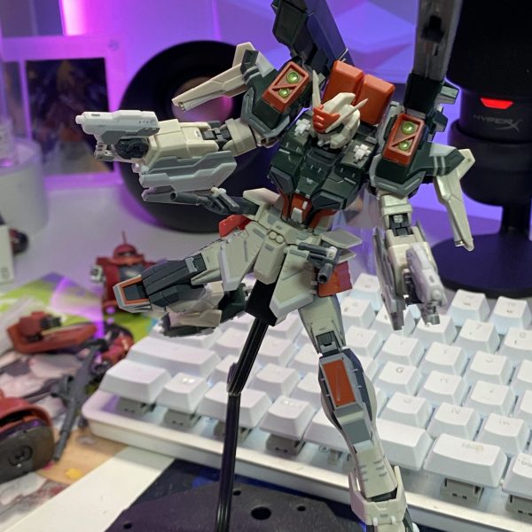 取り回しの良さそうな武装がないライトニングバスターにブルデュエル的な武装を作成して持たせてみました。肩アーマーにはビームサーベルを収納し、ネオジム磁石で連結できるようにしてます。（1枚目）
