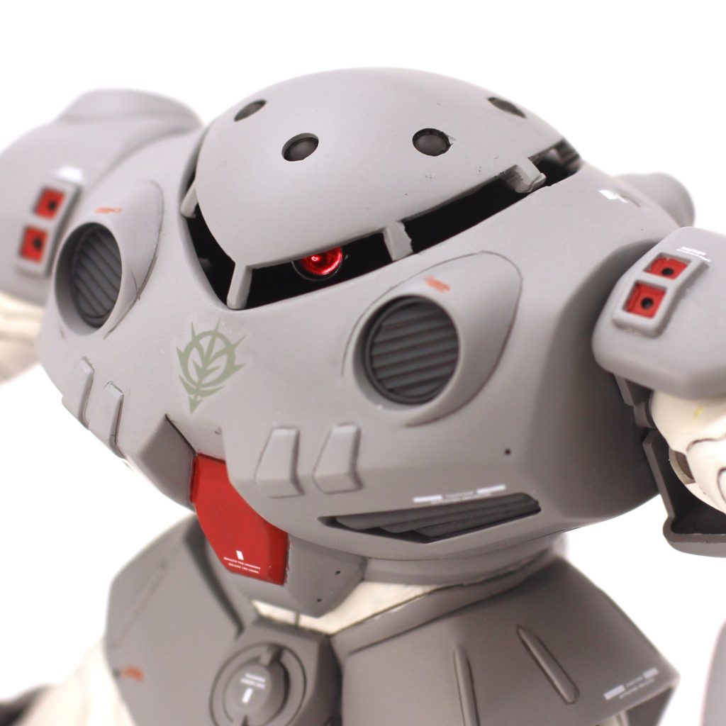 胴体は前後割りのモナカなので、接着剤で貼り合わせて合わせ目消し。その後ドリルとナイフで全ての窓をくり抜き、支柱部をのこぎりでカットして頭頂部を分割しました。のこぎりの切り代+整形で失われた肉をプラ板で補填し形状微調整し、支柱と胴体の隙間を極力なくしました。