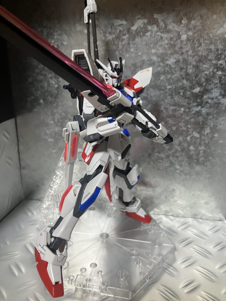 ソード本体はバックパックのウイングに3mm穴を開けプラ棒で固定