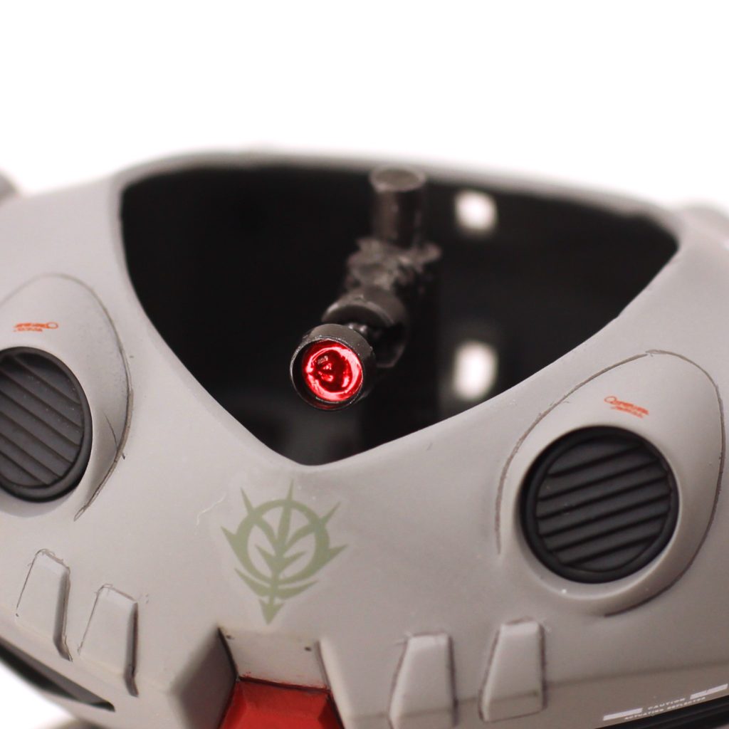 モノアイは内部に立てた柱に穴を空けボールジョイント基部を接着。モノアイを貼ったボールジョイントを接続する事で上下左右160度くらいは動くモノアイができました。モノアイの構成はWAVEのフラットバーニア5mmの底部にメタリックシールを貼り4mmのHアイズを被せています。1/144のモノアイ径としては個人的には大きめですが、水泳部はザクやグフやドムと頭部のバランスがまるで違うので、径決めは結構迷いました。