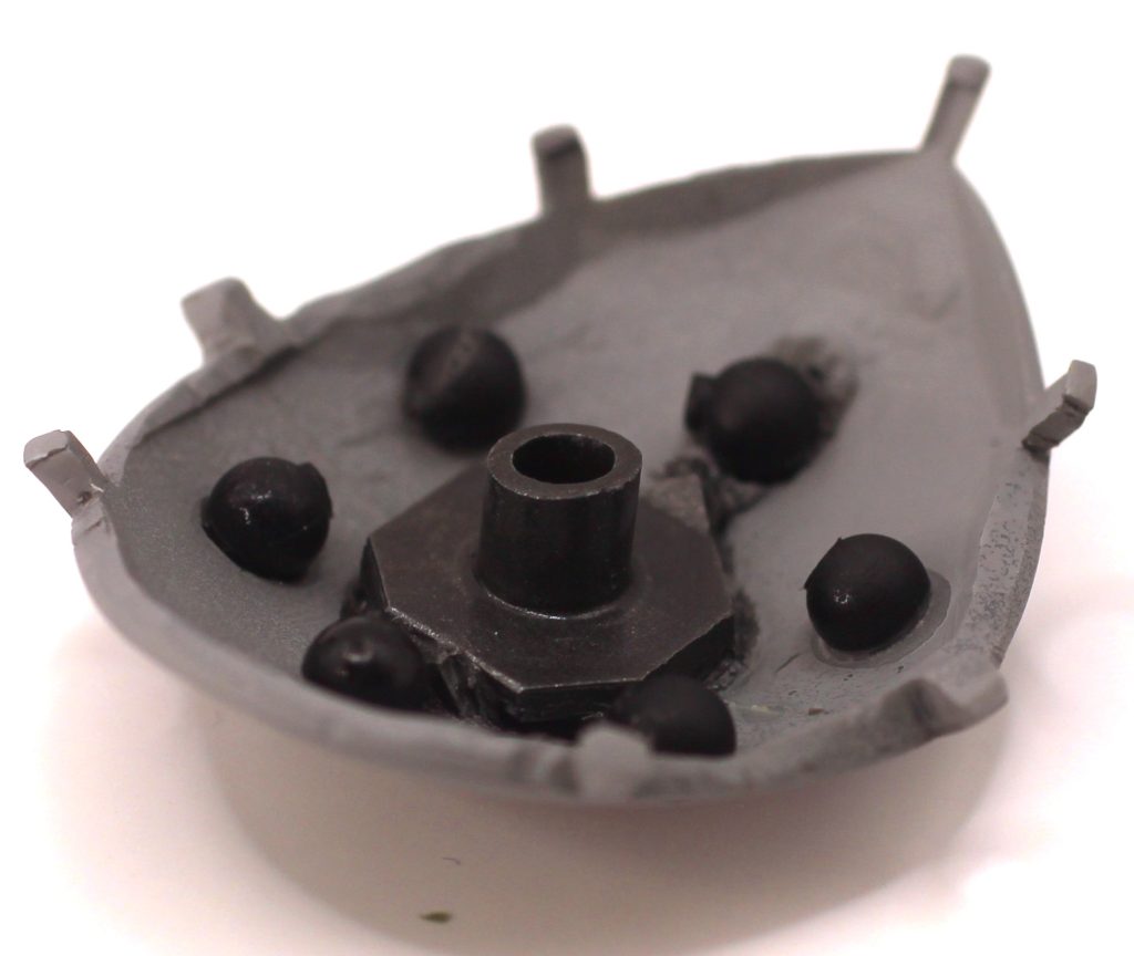 胴体の内部底部にプラ板を貼り、穴を空けてプラ棒の柱を立て、その棒に刺さるように頭部内部にプラパイプの受けを作り、帽子を被るように胴体と頭部を着脱できるようにしました。写真は頭頂部の裏側です。接着してパテで隙間を埋めてしまった方が工作楽だしキレイに仕上がるのですが、完成後に万が一モノアイが脱落したりした時等のリスクを考慮して、着脱可能な構造にしました。