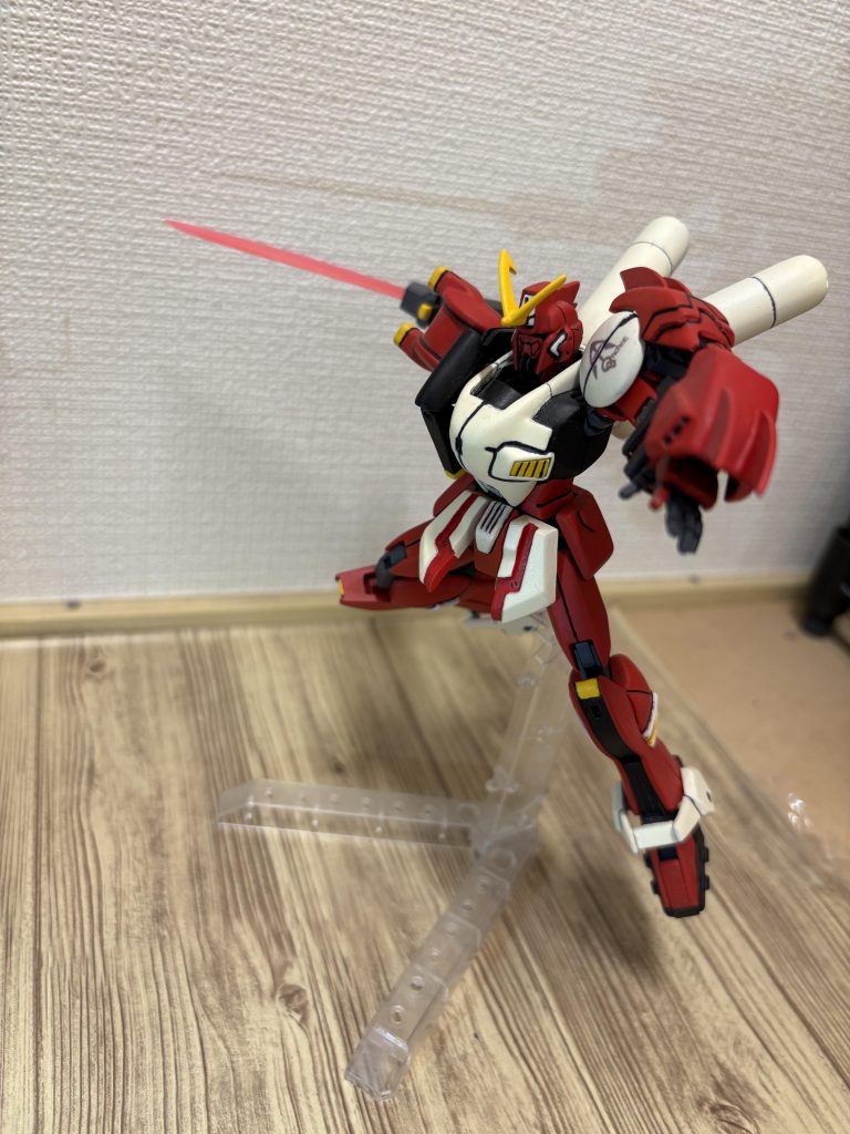 角が展開しておりますが、差し替えで再現しております。角の可動とフェイスオープンは諦めました。はい、いきなり完全再現失敗です。