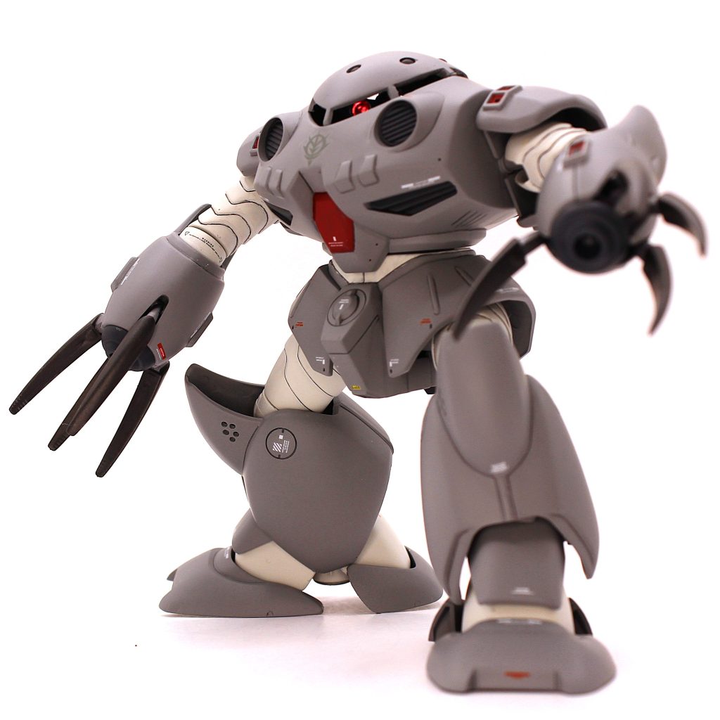 体型についてはほんの少し短足感がありますが、後発のHGUCに引けを取らない、というか個人的にはHGUCより好きなバランスです。蛇腹部のディテール等はHGUCに軍配が上がりますので、ミキシングすれば手軽に理想的なズゴEが作れるかもしれないですね。