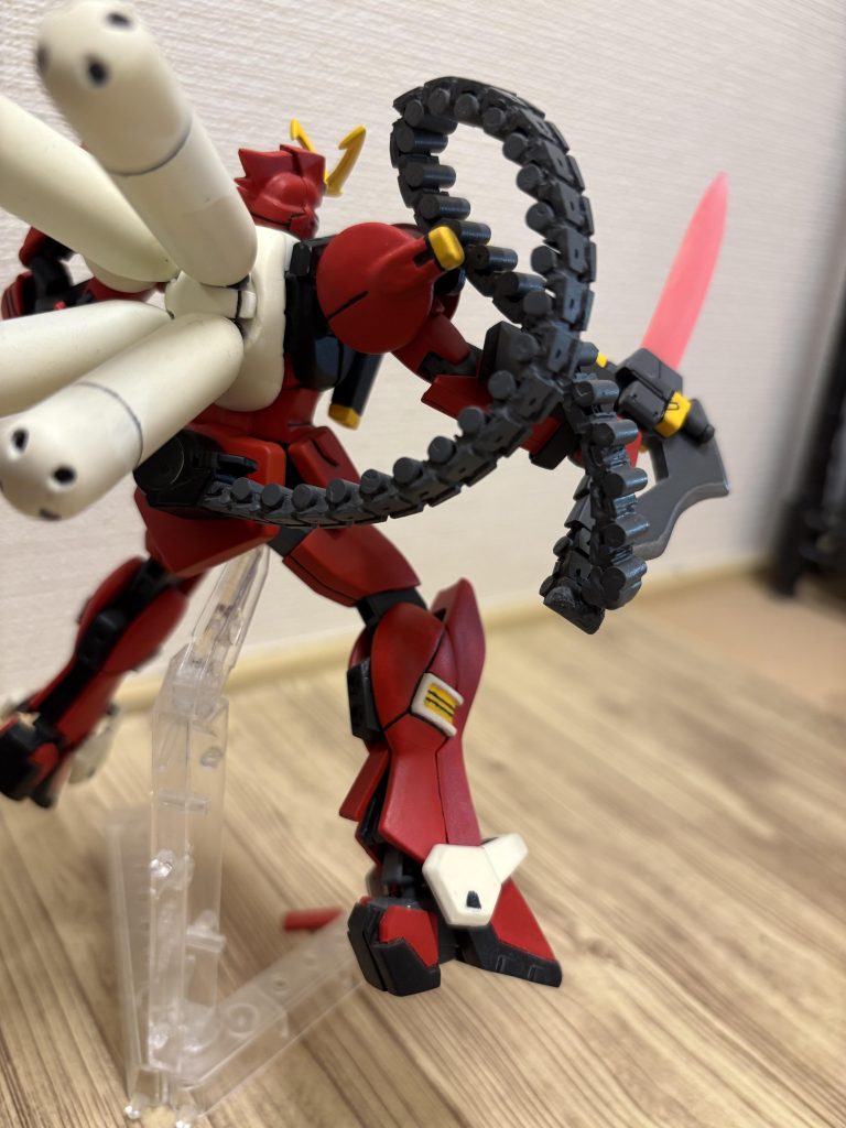 ガンベルトは、戦車の履帯にプラ棒をつけてそれっぽくしました。アックス下部に真鍮線を使い、可動域を追加して腕をどの角度にしてもガンベルトを追従できるようにしました。