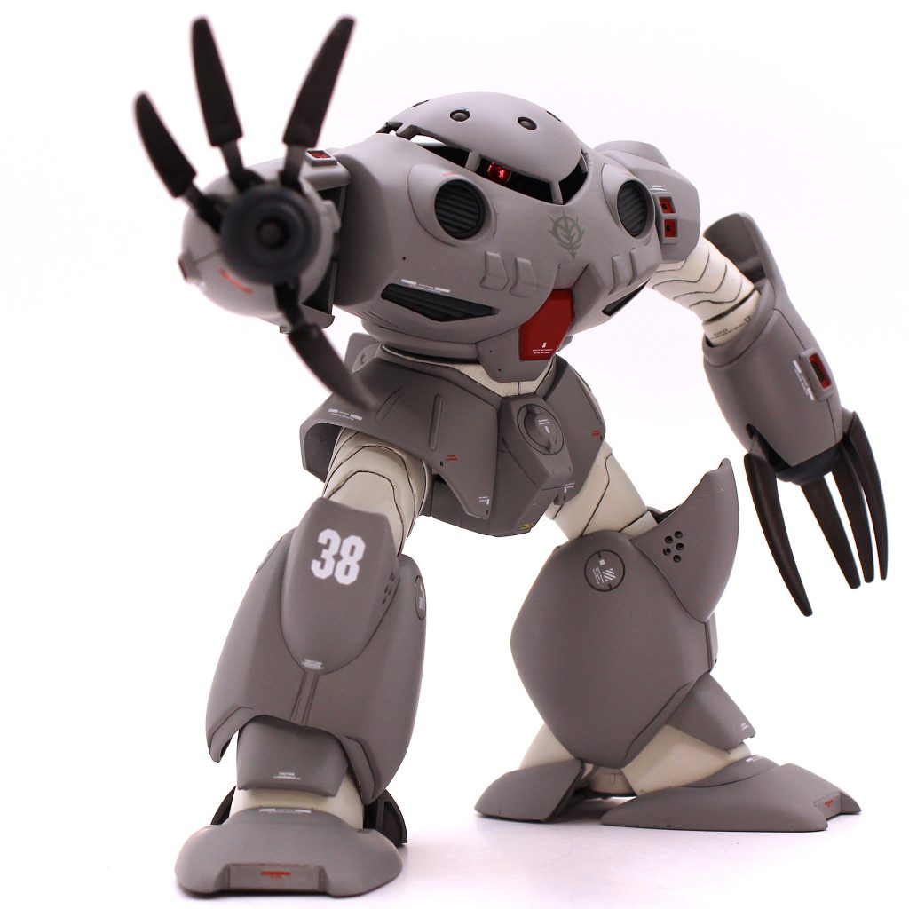 胴体はモノアイ窓が前二つを除いてモールド、モノアイは贅沢にクリアパーツではありますが簡素な構造なので、モノアイ可動化を図りました。