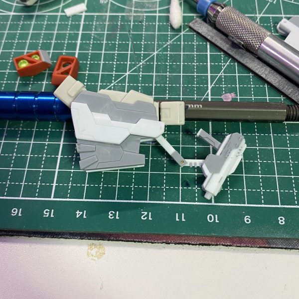 取り回しの良さそうな武装がないライトニングバスターにブルデュエル的な武装を作成して持たせてみました。肩アーマーにはビームサーベルを収納し、ネオジム磁石で連結できるようにしてます。（6枚目）