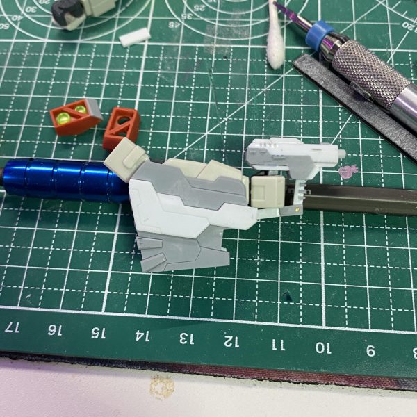 取り回しの良さそうな武装がないライトニングバスターにブルデュエル的な武装を作成して持たせてみました。肩アーマーにはビームサーベルを収納し、ネオジム磁石で連結できるようにしてます。（7枚目）