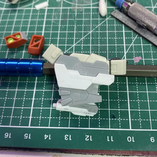 取り回しの良さそうな武装がないライトニングバスターにブルデュエル的な武装を作成して持たせてみました。肩アーマーにはビームサーベルを収納し、ネオジム磁石で連結できるようにしてます。（5枚目）