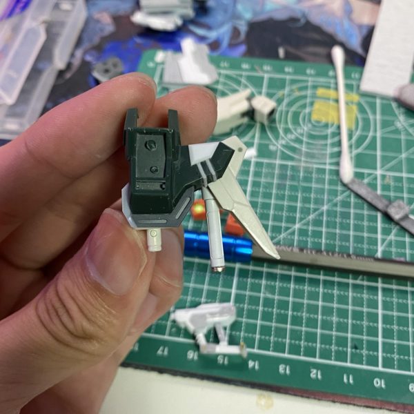 取り回しの良さそうな武装がないライトニングバスターにブルデュエル的な武装を作成して持たせてみました。肩アーマーにはビームサーベルを収納し、ネオジム磁石で連結できるようにしてます。（4枚目）