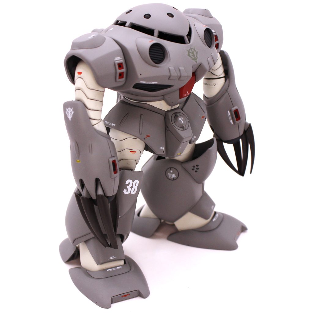 塗装はメインのグレー部はタミヤエアモデルスプレーのニュートラルグレー、白部はタミヤエアモデルスプレーのインシグニアホワイトです。その他はエナメル等で筆塗り部分塗装しています。白い部品をグレーの部品で合わせ目ありで挟み込む嵌め殺し箇所が多数あり、しかも後ハメはかなり厳しい構造ばかりだったので、白部品を先に塗装まで仕上げ→グレー部品で挟み込んで合わせ目処理、マスキング塗装で対応しました。