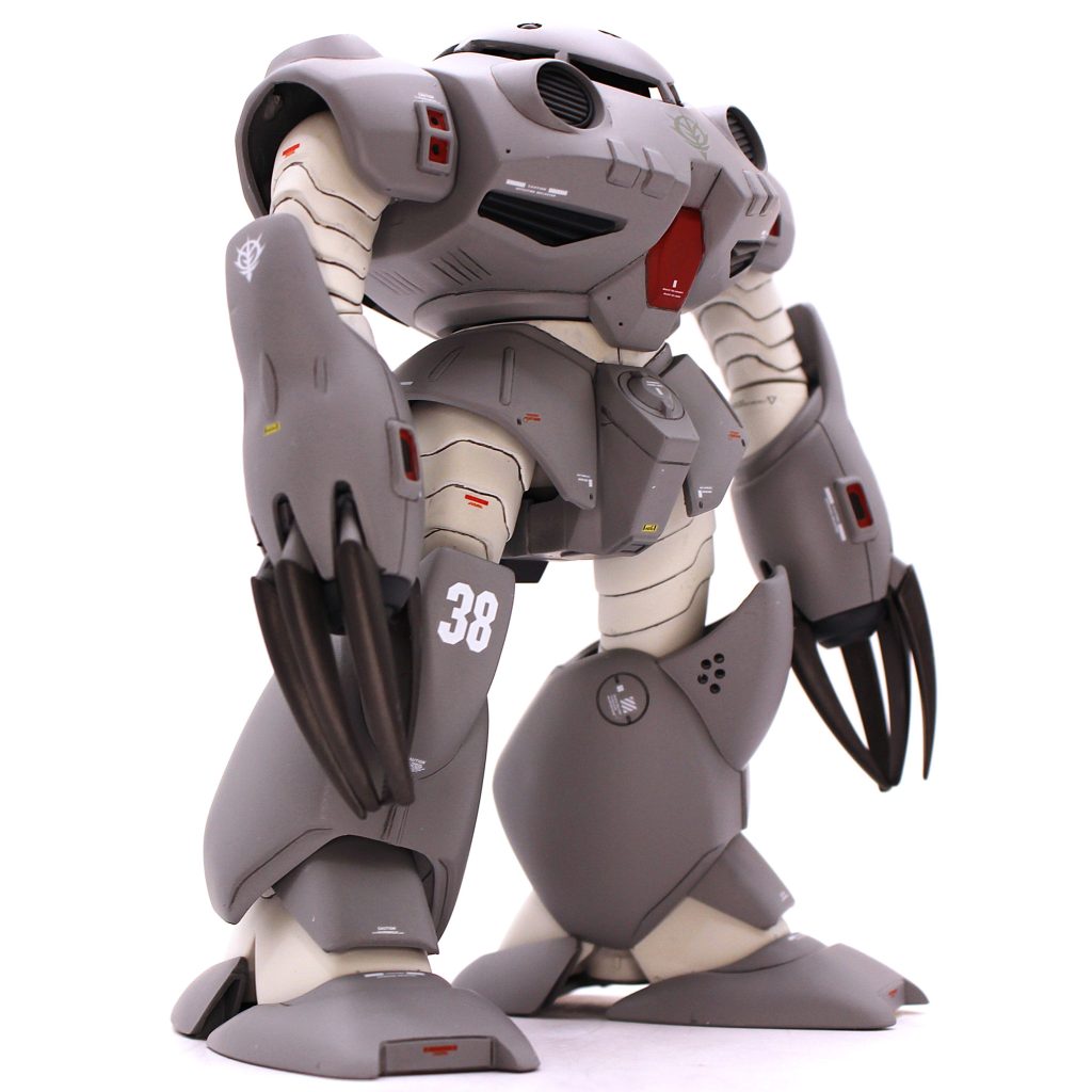 主な工作は合わせ目消しが中心で、大々的に改造した部分はモノアイ部になります。プロポーションは何もいじりませんでした。