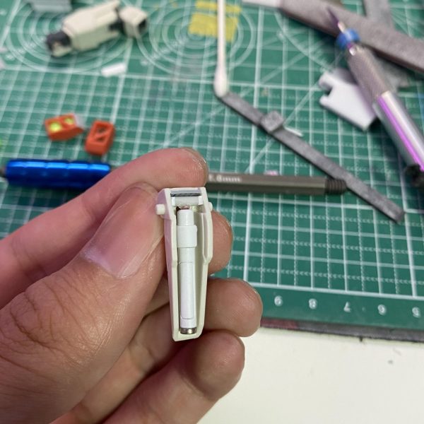 取り回しの良さそうな武装がないライトニングバスターにブルデュエル的な武装を作成して持たせてみました。肩アーマーにはビームサーベルを収納し、ネオジム磁石で連結できるようにしてます。（3枚目）