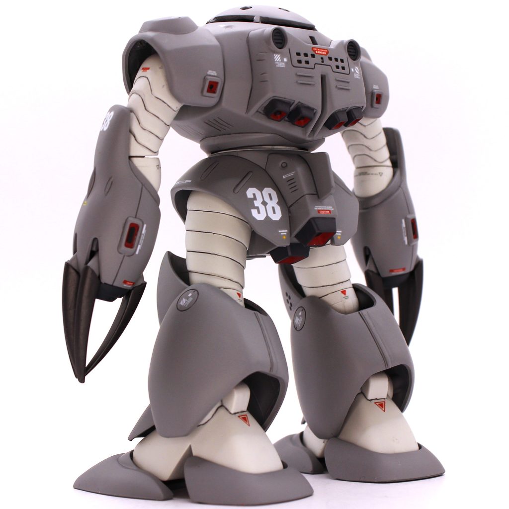 背中、お尻にある四角いバーニア部は大味なので、サードパーティのバーニア部品を貼りました。肩と両前腕のバーニアは筆塗りで対応しました。