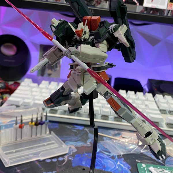 取り回しの良さそうな武装がないライトニングバスターにブルデュエル的な武装を作成して持たせてみました。肩アーマーにはビームサーベルを収納し、ネオジム磁石で連結できるようにしてます。（2枚目）