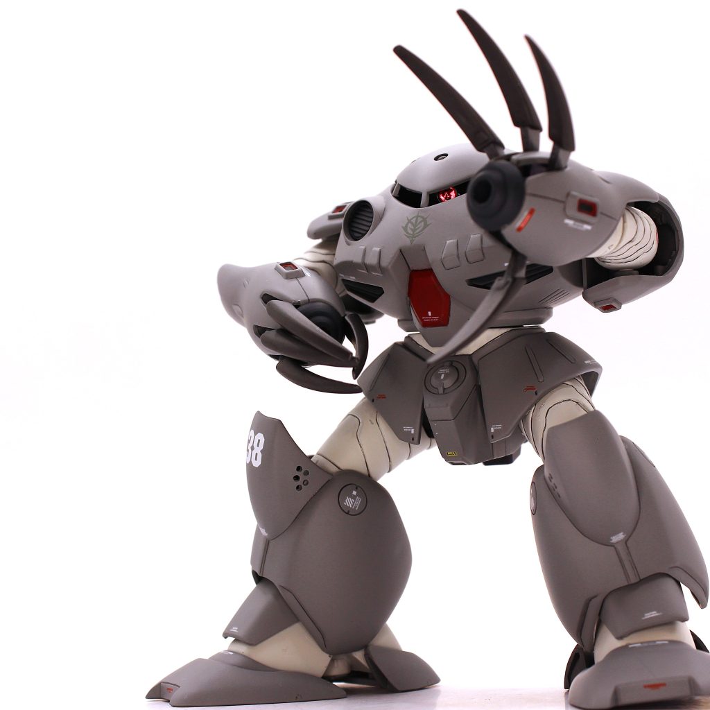 四肢の可動範囲はクセはありますが、時代を考えると広めだと思います。モノアイはクリアパーツ、爪は専用のPCを使用し全爪独立可動、ダクトは別パーツと、気が利く仕様が随所にあり豪華です。