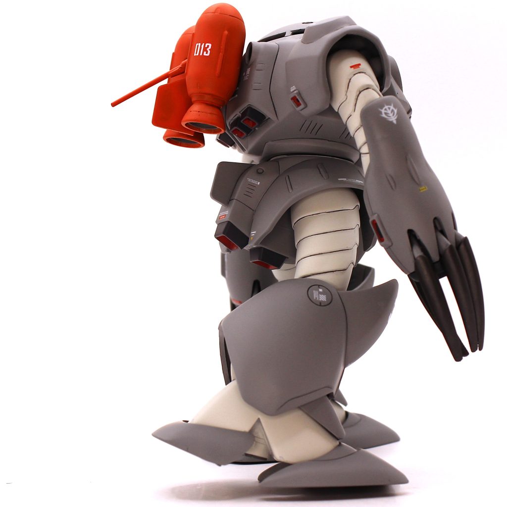 成形色はオレンジとはいきませんが、着脱式のジェットパックもしっかり付属しています。