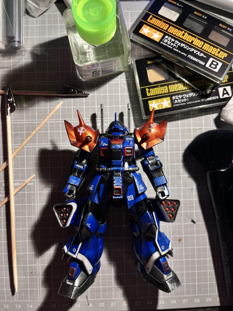 簡単な塗装しで三日かかりましたけど、こんな感じになる嬉しいな。メタリックグロスインジェクションの成形色がめっちゃ良いですね污し塗装の使いだ工具は田宮のタミヤウェザリグマスター Bセットガンダムマーカー リアルタッチマーカー グレー3タミヤカラ エナメル塗料 X-23チタンシルバだけ今度はもど製作工程を記録したいと思います!以上です!皆さんのコメントが楽しみにしています!ご覧いただき、ありがとうございます