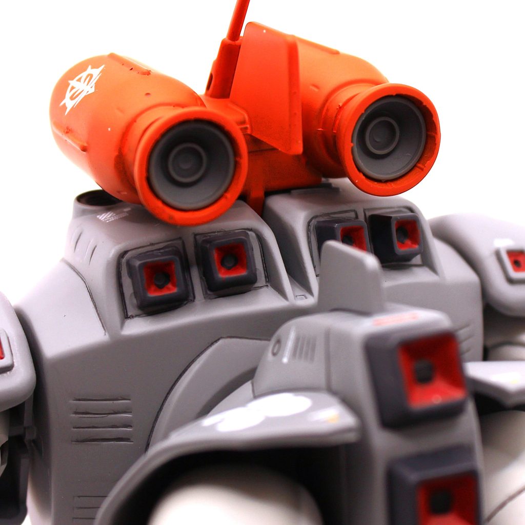 足裏とジェットパックのバーニア部も非常に寂しい仕様なので、バーニア部品をはめ込んでディテールアップしました。