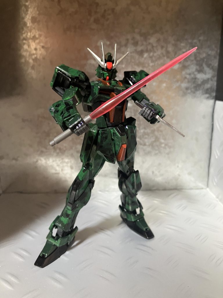 ビームサーベルは室内戦闘での取り回しを考慮し、通常の半分の長さで作成。長さは無いが、その分太いため厚めの装甲も破れる。かもしれない。