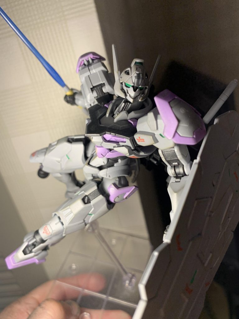 股関節の自由度が高いので、ポージングが楽しいのが水星系HGの良いところ。