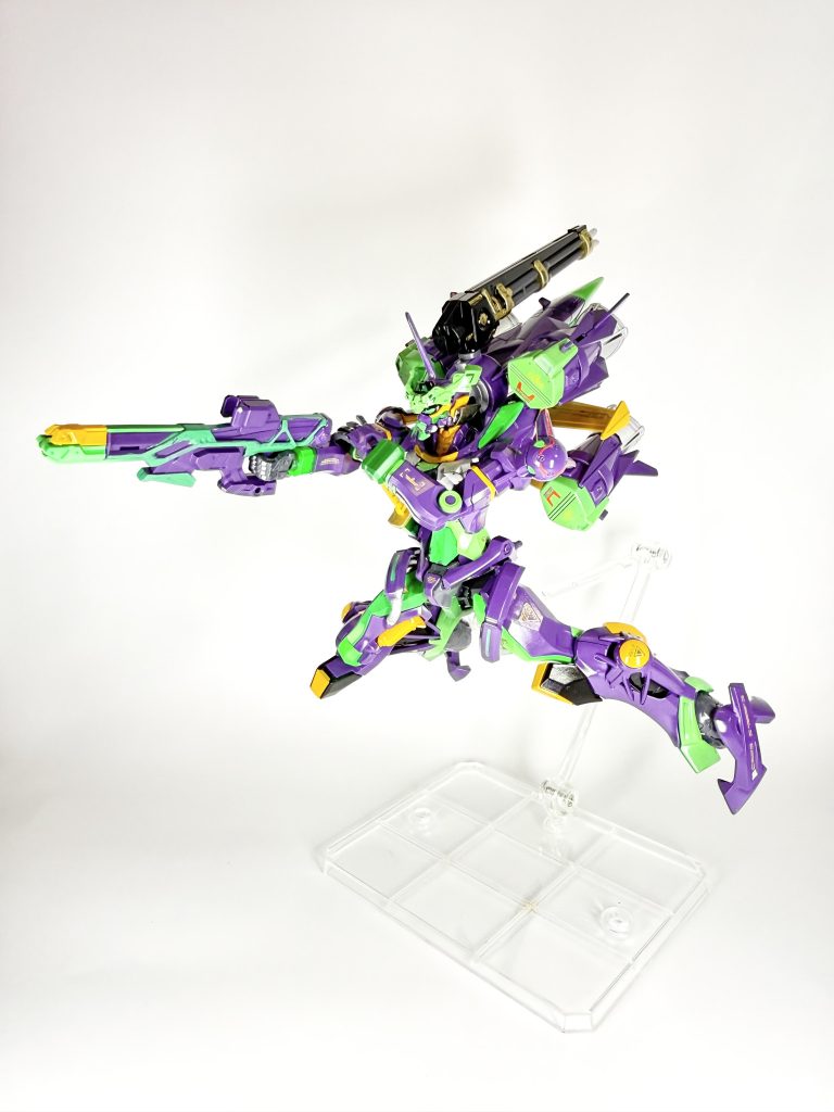 ライフルやシールドの裏やその他諸々の箇所に4アーティストマーカーの塗料を筆塗りで塗り分けてみました！！コレも初めての挑戦だったんですが、そのままの塗料の感覚だと塗りにくかったのでエナメル溶剤で希釈して塗ってます。筆塗りって基本は希釈しないみたいなんですが、、、僕には難しかったです、、、、