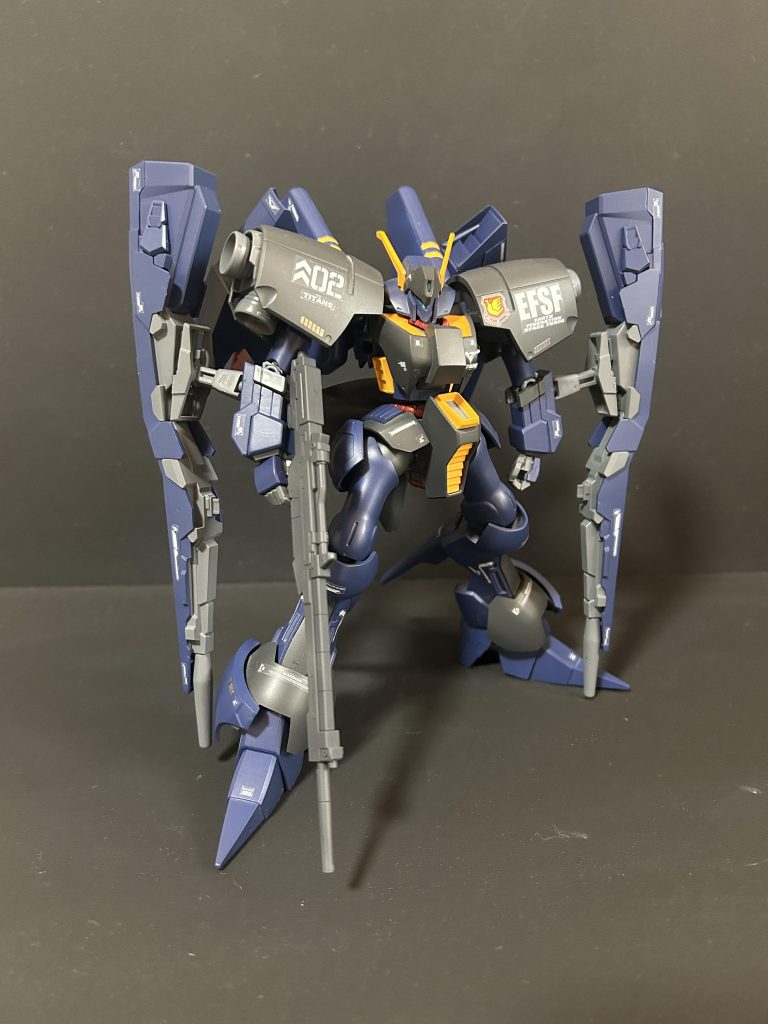 腕部は武装の汎用・共通化を目的としてリゼル用に変更しつつ、取り付け位置を肩外側から内側に変更しています。こちらの方がビームライフル撃つには適切かと。ビームキャノンは背部ではなくギャプラン方式で腕にムーバブル・シールド・バインダーとして装着させています。