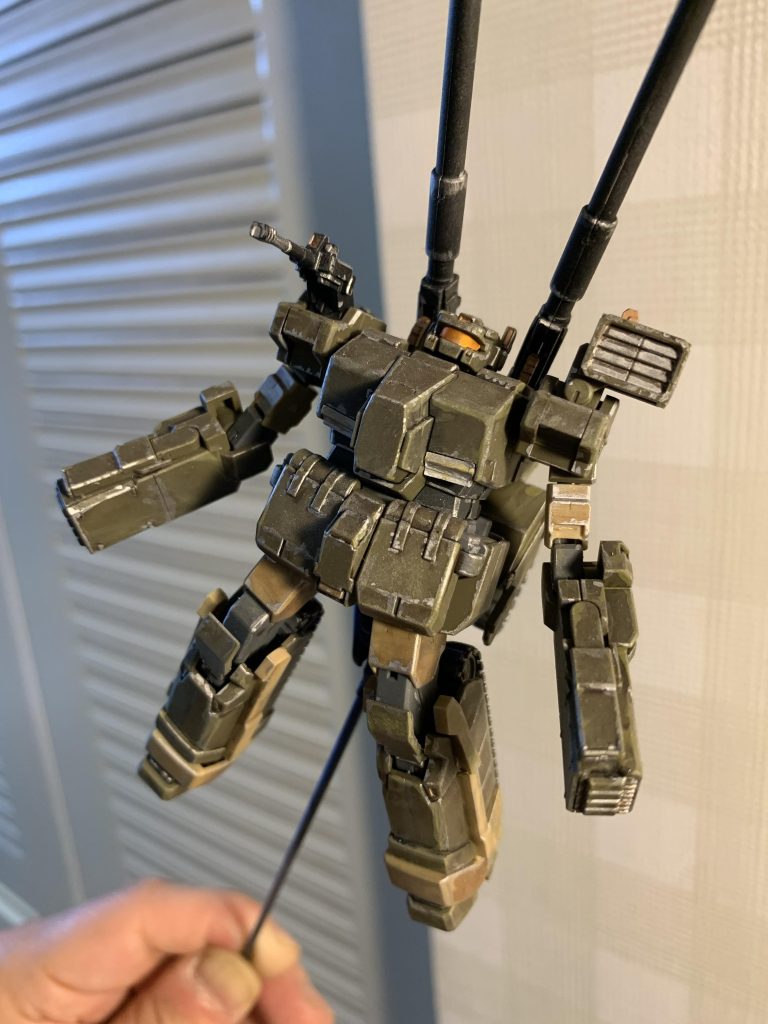 おおまかな色は無塗装の成型色。細かい部分に若干の塗装あり。トップコートはツヤ消しです。エッジ部分の金属剥がれ（のつもり）のシルバーは、タミヤのエナメル塗料フラットアルミを爪楊枝に少量付けて施しています。