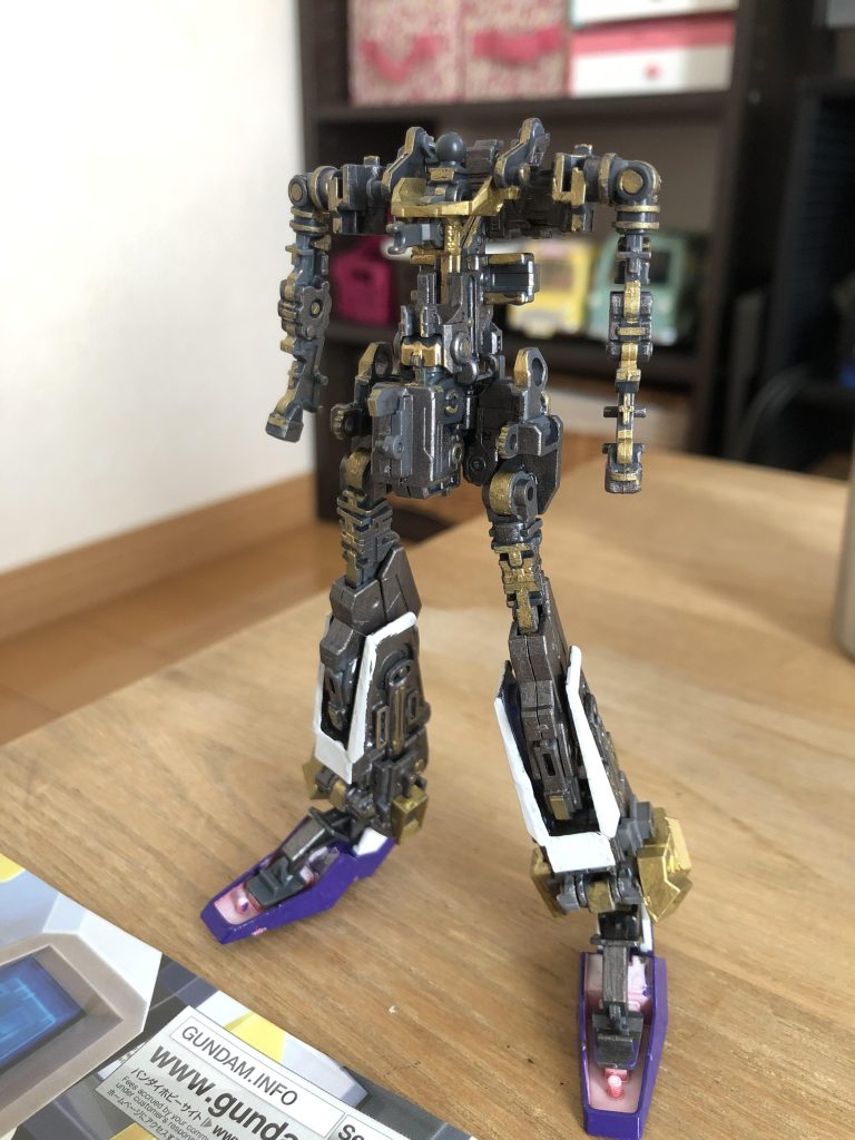 さて、破損が多いと酷評の悪名が名高い、RGのZガンダムですが、個人的には組み立て方に問題があると思います。説明書通りに組むとパーツごとに作るんですが、それだとフレームの動きが理解できないんですよね。
