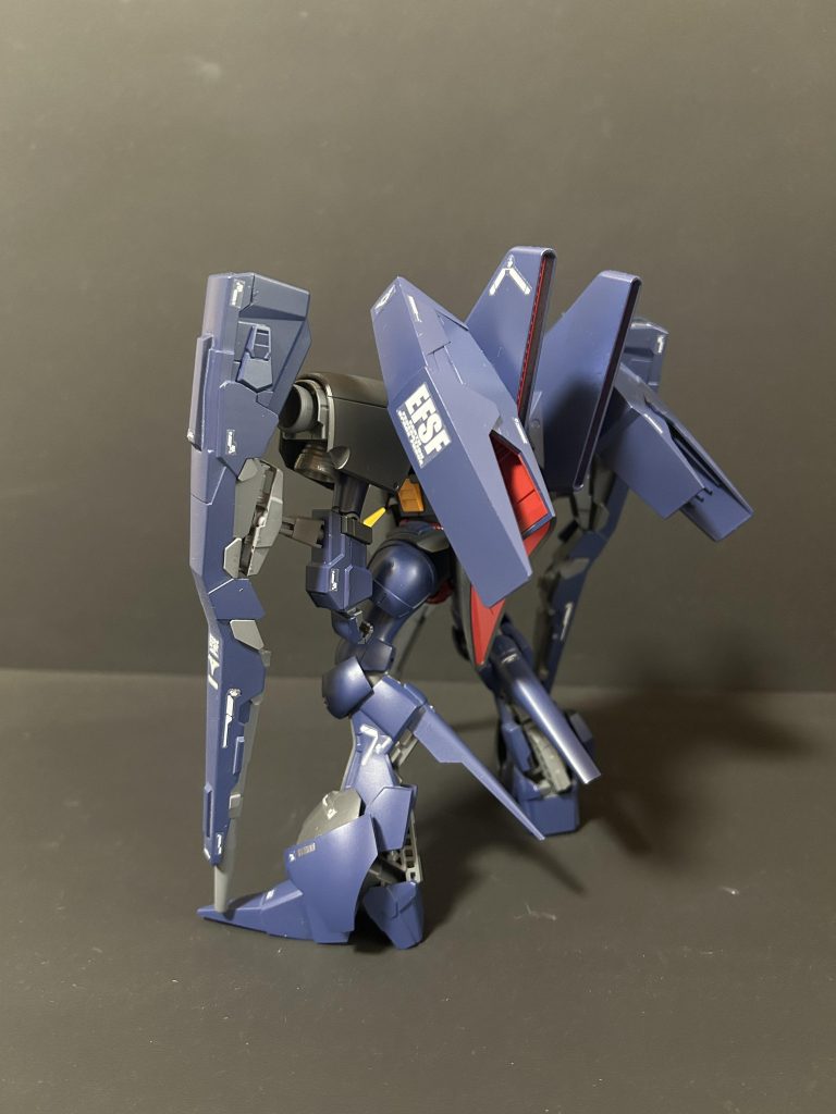 後方ショット背部バーニアーは1号機のものに交換しつつ、側部に肩部スラスターを装着させています。リゼル腕と背部バーニアーは gpo144さんの作品を参考にさせていただきました。 https://gumpla.jp/hg/2324163