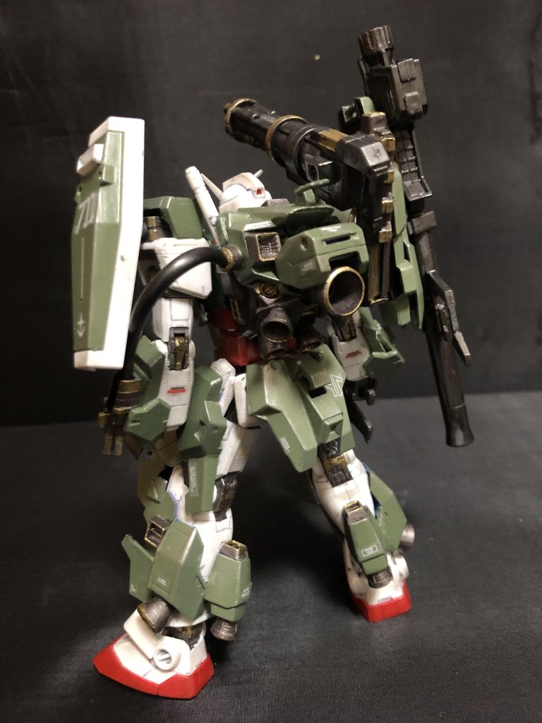 またまた背部。腕にはアレックスにも付いてたガトリングガンが。反対のシールドには711の文字。