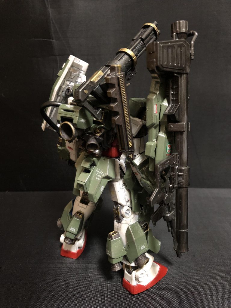 背面。かなりの重装備です。ダブルのシールドにバズーカをマウント。背部ランドセルにはガトリングランチャー。