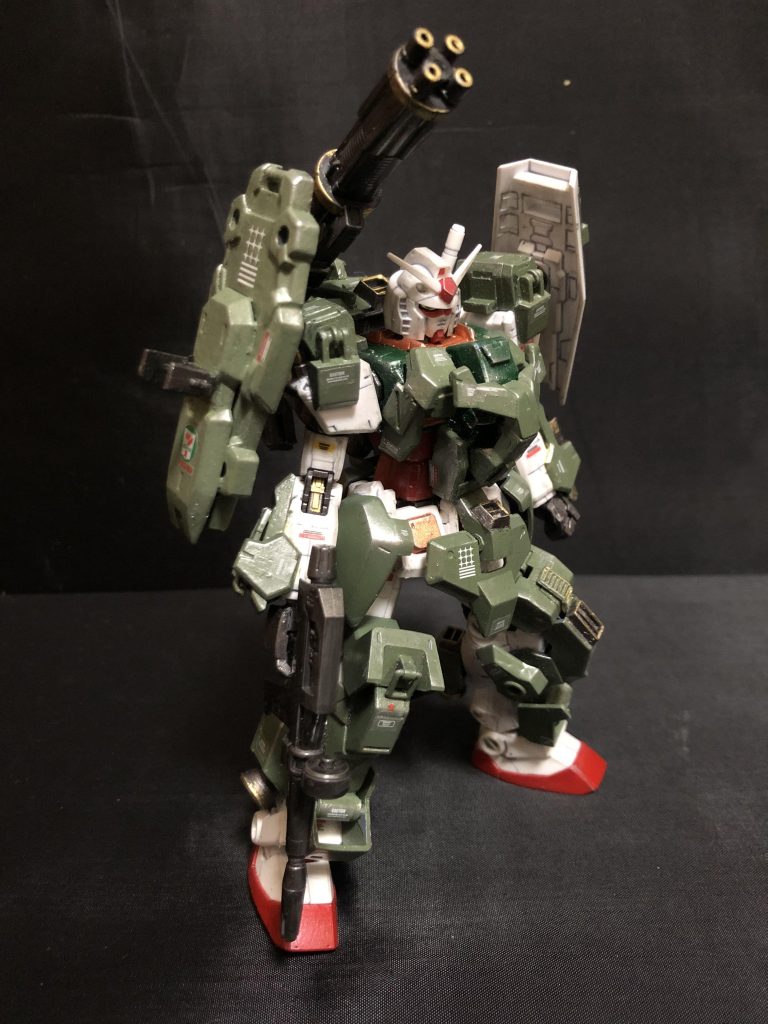 ビームライフル装備。普段は可変改造ばかりしてるので、たまにこういう機体作るとめっちゃ楽しいです。FAは外せません。外すギミックで作ってもよかったんですが、けっこう動かす時に外れたりしてストレスになるんですよね。ストレスフリーで作りたかった！よく見るとセブンイレブンシール。